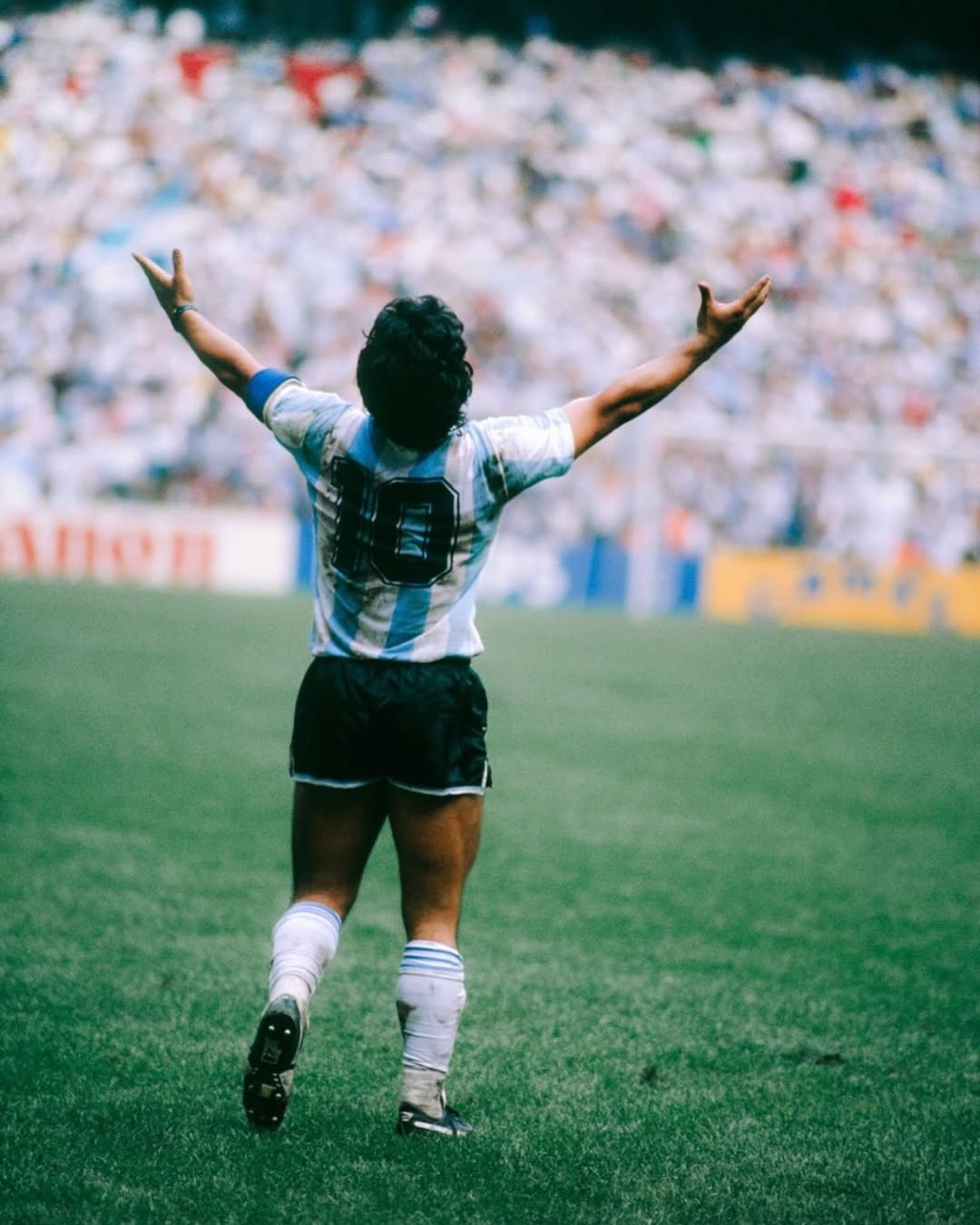 Maradona luôn mang đến những cảm xúc mãnh liệt, từ những khoảnh khắc thăng hoa đến những tranh cãi làm nên một cuộc đời đầy huyền thoại.