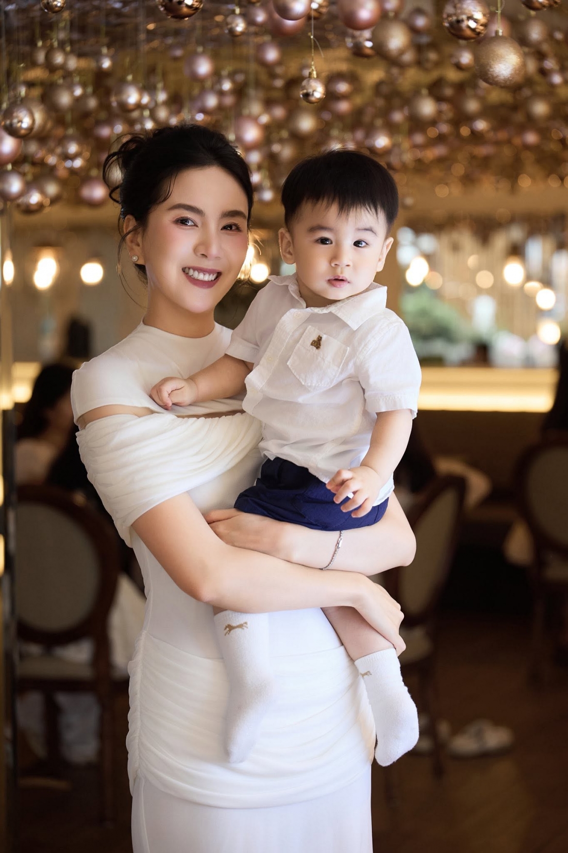 Mai Ngọc hiện dành phần lớn thời gian trong ngày cho việc chăm sóc và đồng hành cùng con.
