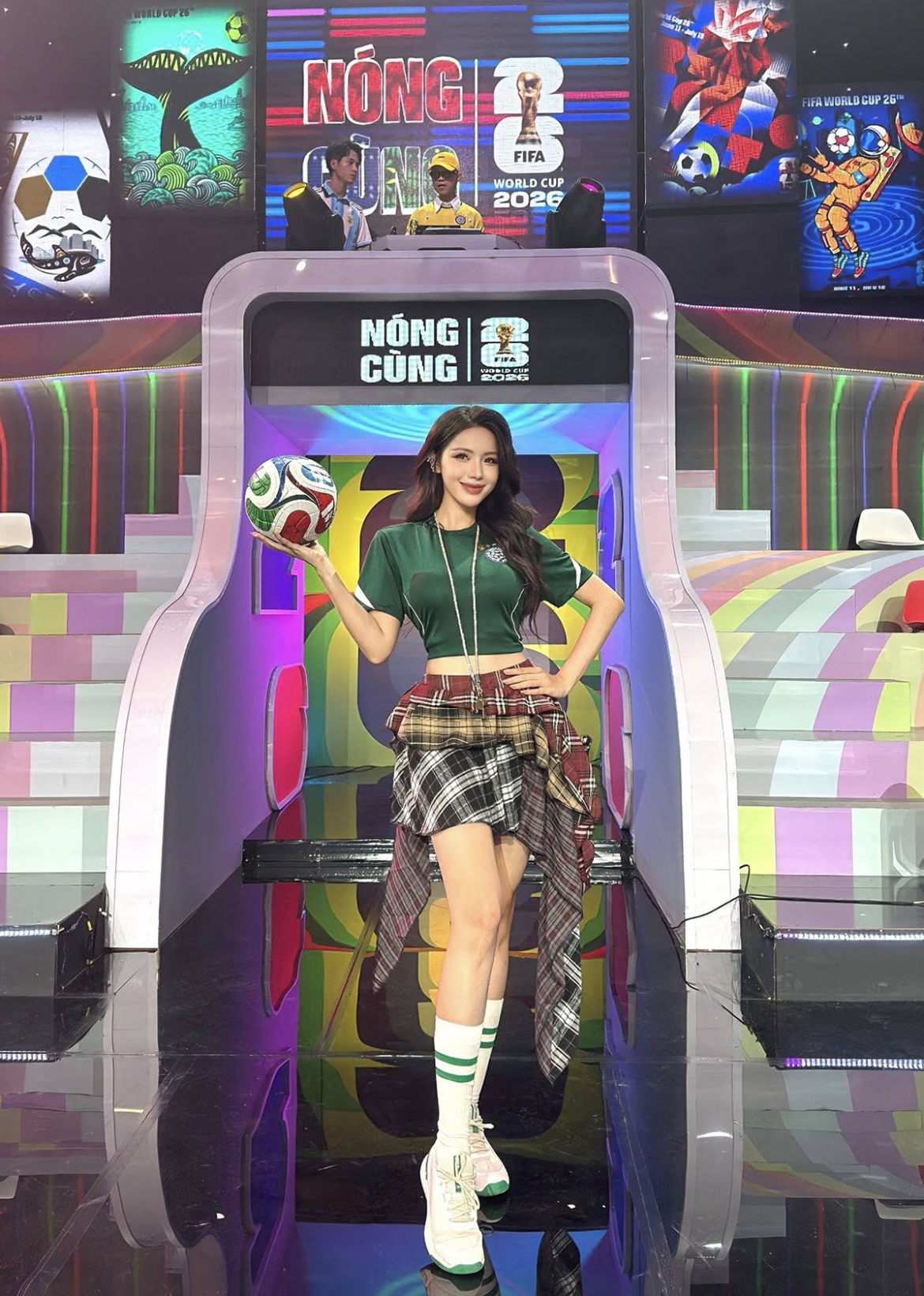 “Từ một sinh viên Ngoại thương lựa chọn trở thành nhà sáng tạo nội dung sau khi tốt nghiệp, rồi bén duyên với vai trò MC, BTV thể thao, tôi luôn muốn thử sức ở nhiều lĩnh vực thay vì giới hạn trong một định nghĩa cố định”, cô nói.