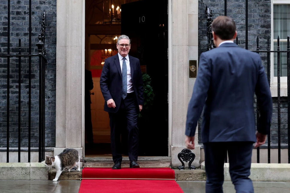 Chú mèo Larry từng xuất hiện khi Thủ tướng Anh Keir Starmer chào đón Tổng thống Pháp Emmanuel Macron, tháng 12/2025.