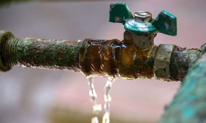 Rò rỉ là một trong những nguyên nhân phổ biến khiến hóa đơn tiền nước tăng bất thường. (Ảnh minh họa).