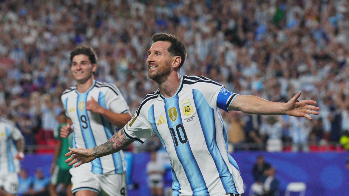 Messi lập kỷ lục với hattrick bàn thắng (Ảnh: Reuters)