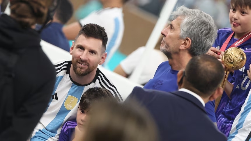 Lionel Messi và ông Jorge Messi. (Ảnh: Reuters)