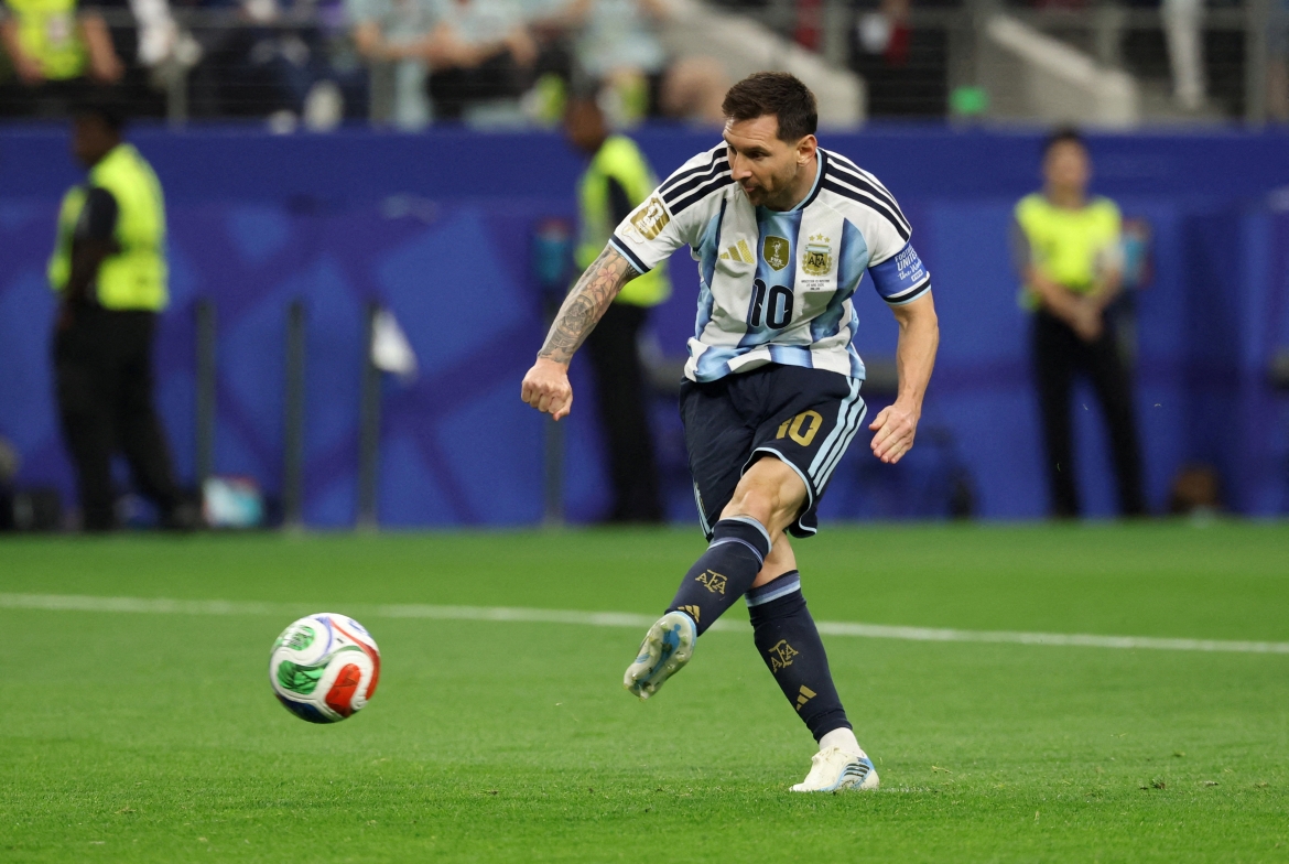 Messi đá hỏng phạt đền trong trận Argentina thắng Áo 2-0. (Ảnh: Reuters)