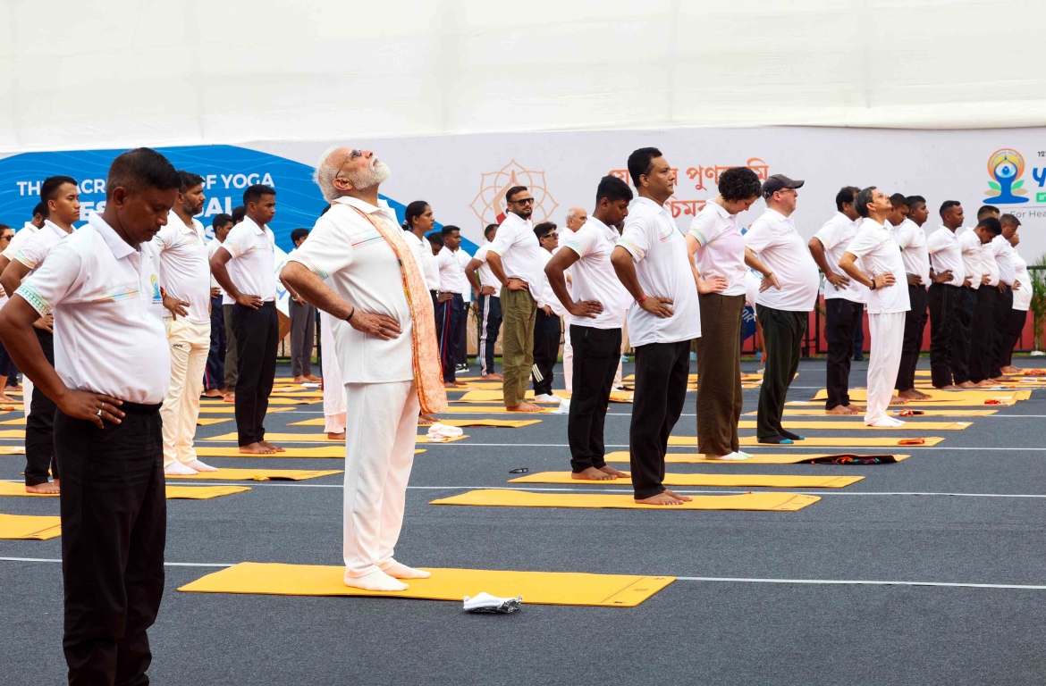 Chủ đề của Ngày Quốc tế Yoga năm nay là “Yoga cho Tuổi già Khỏe mạnh”. Phát biểu tại thành phố Kolkata, thủ phủ bang Tây Bengal, ngày 21/6, Thủ tướng Ấn Độ Narendra Modi khẳng định: “Yoga không chỉ là một bài tập thể chất và không giới hạn ở bất kỳ độ tuổi nào. Nó là nguồn gốc của ý thức, sức sống và năng lượng nội tại làm phong phú thêm cuộc sống con người và là một phần không thể thiếu trong di sản văn hóa và tinh thần của Ấn Độ trong nhiều thế kỷ”. Trong ảnh, ông Modi thực hành yoga tại Kolkata ngày 21/6 (Ảnh: ANI)