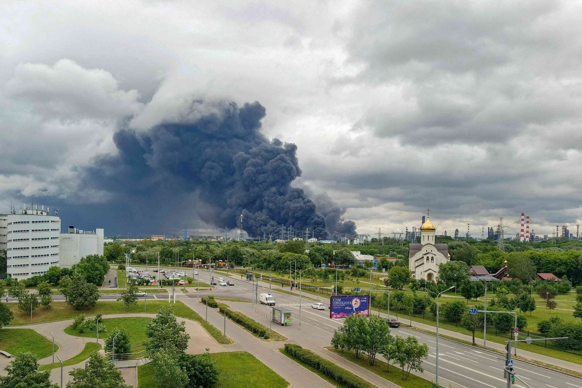 Khói bốc lên từ một nhà máy lọc dầu tại thủ đô Moscow, Nga sau cuộc tấn công bằng máy bay không người lái của Ukraine ngày 18/6 (Ảnh: Reuters)