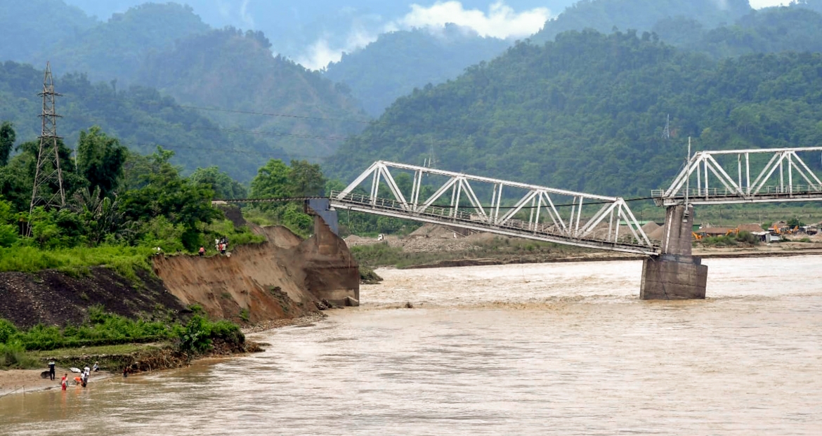 Một cây cầu ở bang Assam, Ấn Độ bị hư hại do mưa lũ, sạt lở đất. Ảnh: ANI