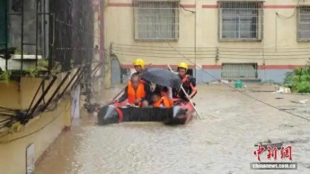 Mưa cực lớn tấn công Khu tự trị dân tộc Miêu Tùng Đào, tỉnh Quý Châu ngày 7/6 (Ảnh: China News)