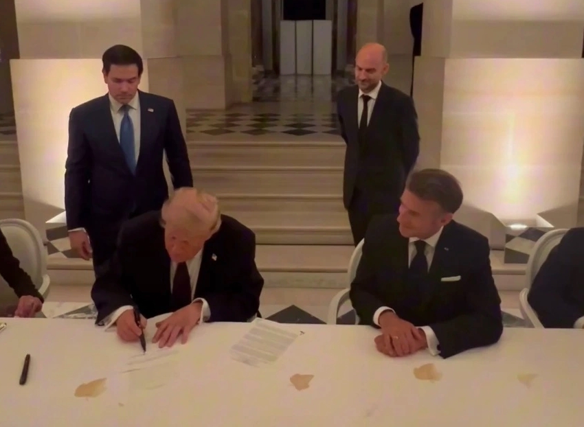 Tổng thống Mỹ Donald Trump (trái) ký thỏa thuận với Iran trong cuộc gặp người đồng cấp Pháp Emmanuel Macron ngày 17/6. Ảnh: X