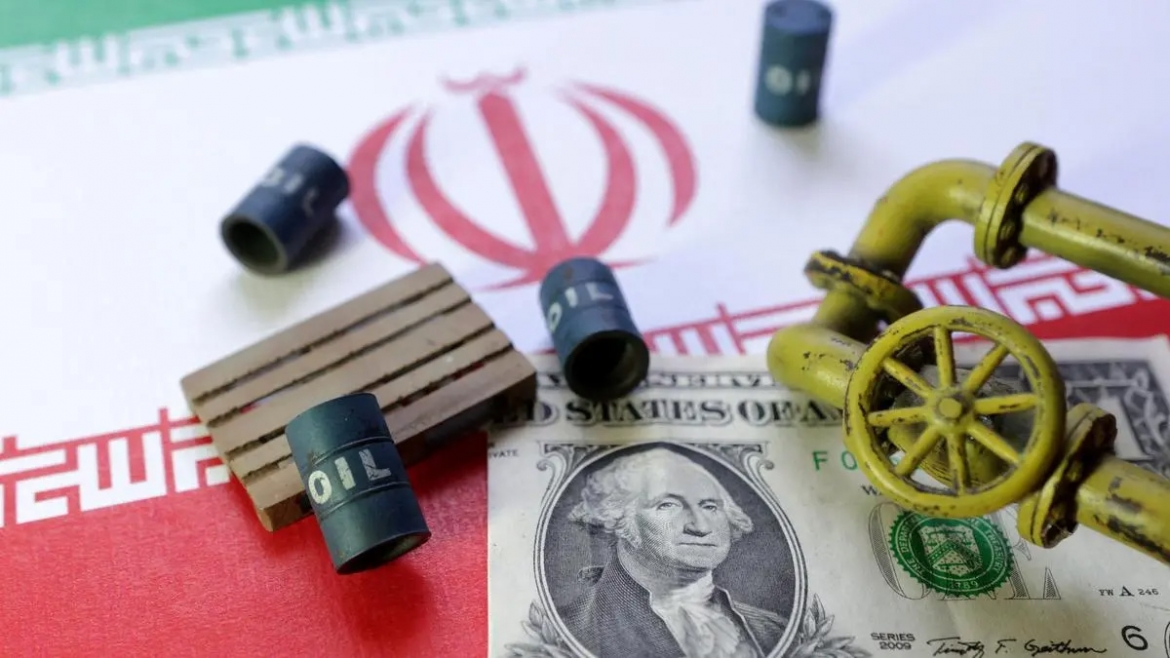 Việc Mỹ cho phép Iran giao dịch dầu mỏ bằng đồng USD trong 60 ngày có thể giúp Tehran thu về hàng tỷ USD doanh thu. Ảnh minh họa: Reuters