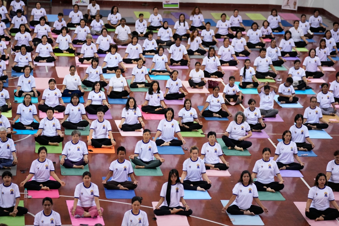 Tổ chức Ngày Quốc tế Yoga trên khắp thế giới là cách mà Ấn Độ quảng bá một di sản phi vật thể của mình ra với thế giới, thúc đẩy ngoại giao văn hóa và “Sức mạnh mềm” của quốc gia đông dân nhất thế giới. Trong ảnh là buổi thực hành yoga tập thể do Đại sứ quán Ấn Độ tổ chức tại thành phố Yangon, Myanmar sáng 21/6 (Ảnh: AP)