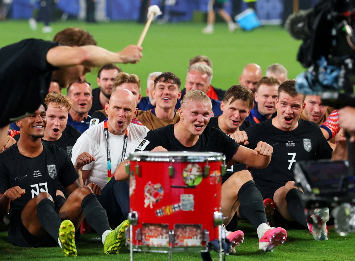Sau khi làm nên chiến tích vượt qua vòng bảng World Cup 2026, Erling Haaland cùng các cầu thủ và CĐV Na Uy đã có màn ăn mừng kiểu chèo thuyền Viking đầy cảm xúc.