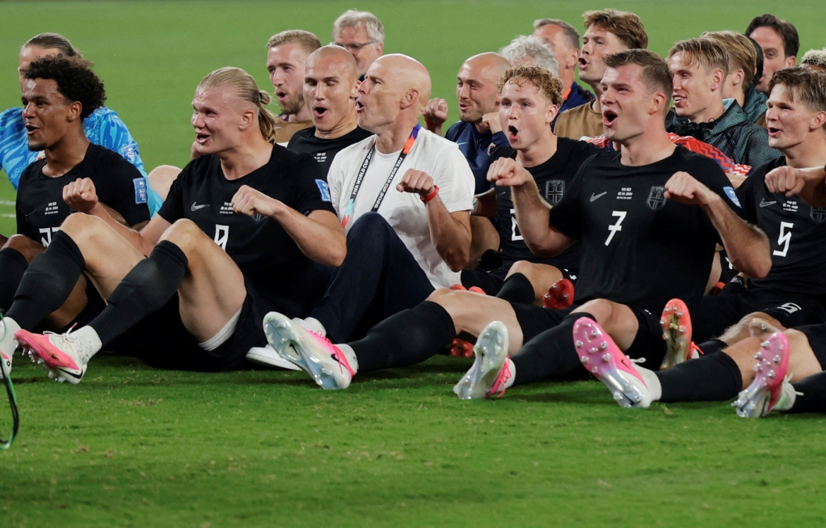 Màn ăn mừng kiểu chèo thuyền Viking của Na Uy đang gây sốt tại World Cup 2026.