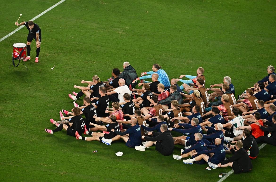 Đội trưởng Martin Odegaard đánh trống trong khi các đồng đội thực hiện màn chèo thuyền Viking.