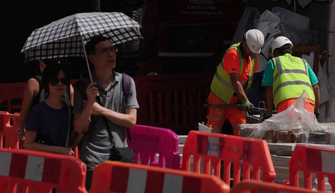 Các công nhân làm việc dưới trời nắng ở London ngày 23/6.