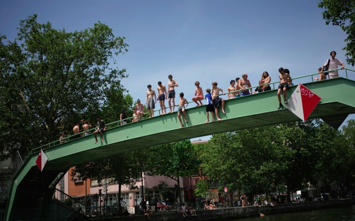 Người dân Paris tắm mát tại kênh đào Saint-Martin ở Paris ngày 23/6.