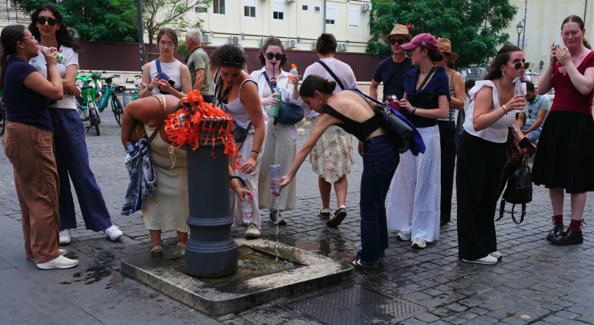 Nhiều người tụ tập quanh đài phun nước ở Rome ngày 23/6/2026. 