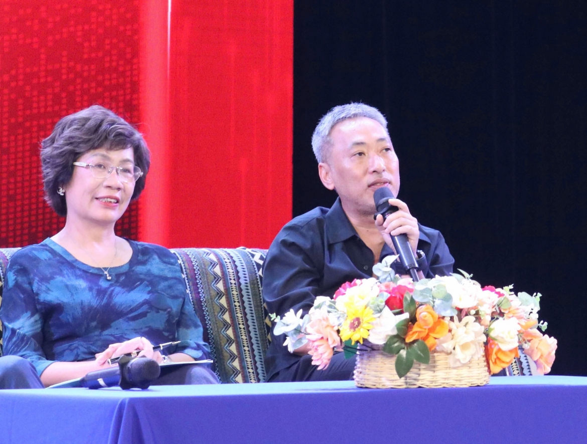 Đạo diễn Nguyễn Quang Dũng (bên phải) chia sẻ tại hội thảo (ảnh: T.H)