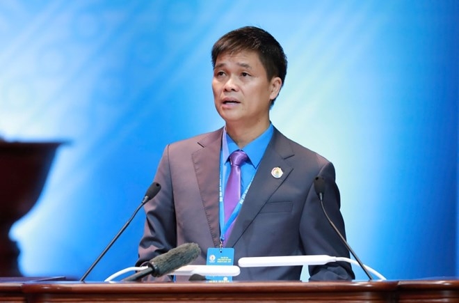 Ông Ngọ Duy Hiểu - Phó Chủ tịch Tổng Liên đoàn Lao động Việt Nam trình bày Báo cáo tổng hợp kiến nghị của đoàn viên, người lao động và tổ chức Công đoàn gửi tới Đảng, Nhà nước