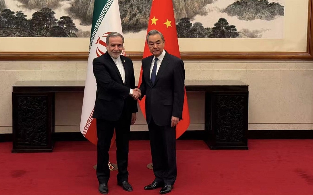 Ngoại trưởng Trung Quốc Vương Nghị và Ngoại trưởng Iran Abbas Araqchi tại Bắc Kinh hồi 5/2026. Ảnh: CGTN.