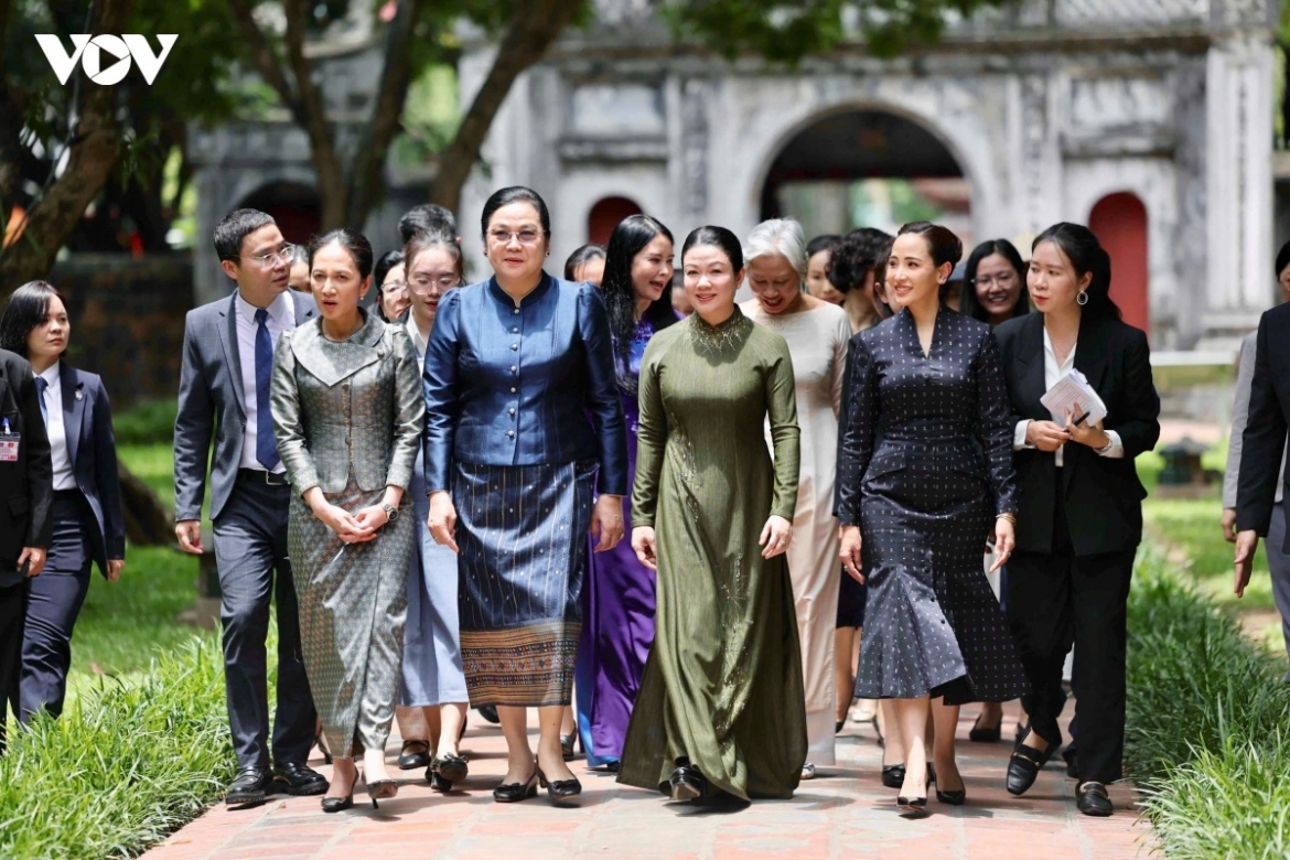 Phu nhân Thủ tướng Lê Minh Hưng - bà Đào Thị Bích Thủy -  cùng phu nhân thủ tướng Lào, Campuchia và Thái Lan có các hoạt động tại Văn Miếu - Quốc Tử Giám ngày 8/6/2026. Ảnh Trọng Phú.