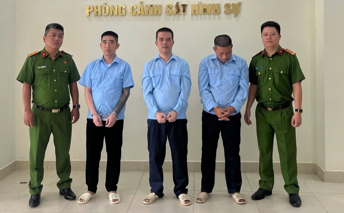 Bùi Huỳnh Bính Ngọc (đứng giữa) và các bị can trong vụ án.
