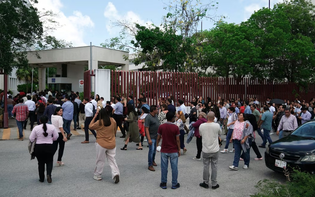 Người dân Mexico sơ tán khi có động đất hôm 8/6. Ảnh: Reutters.