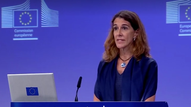 Người phát ngôn Ủy ban châu Âu bà Paula Pinho phát biểu họp báo. Nguồn: Reuters