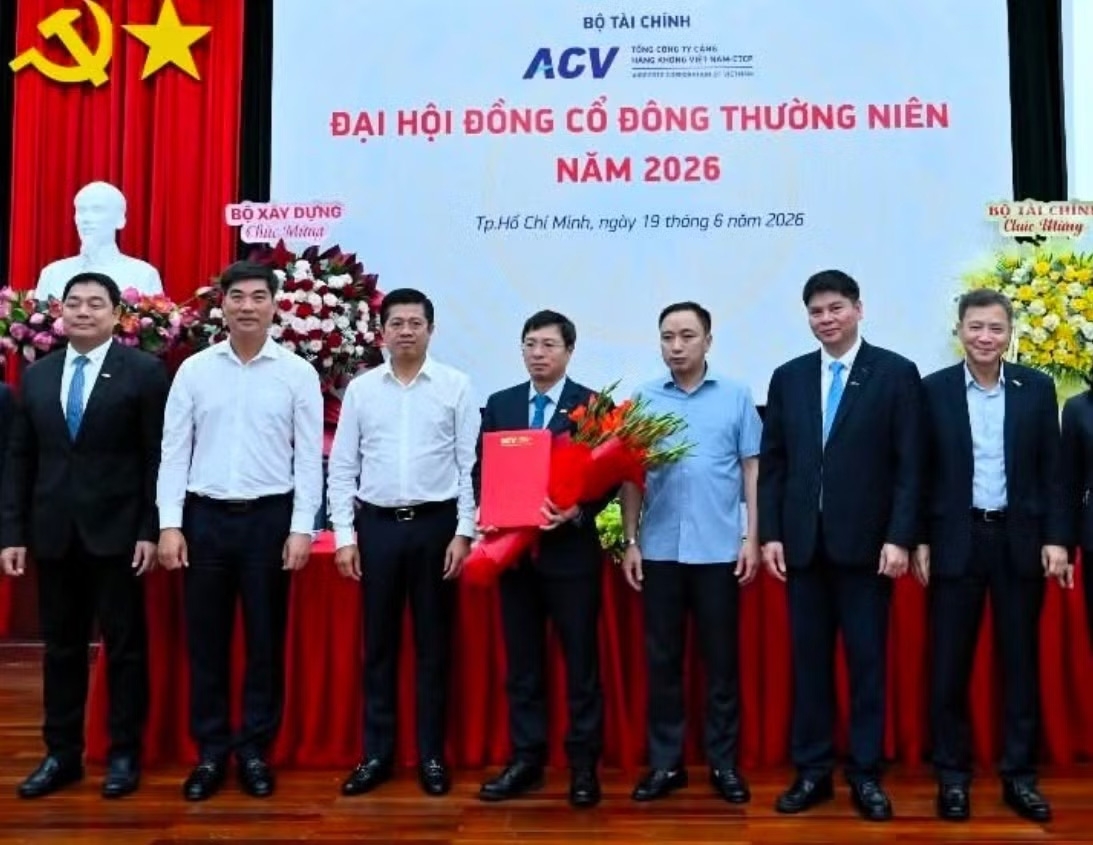 Ông Nguyễn Cao Cường nhận quyết định giữ chức Chủ tịch Hội đồng quản trị ACV sáng 19/6. Ảnh: ACV