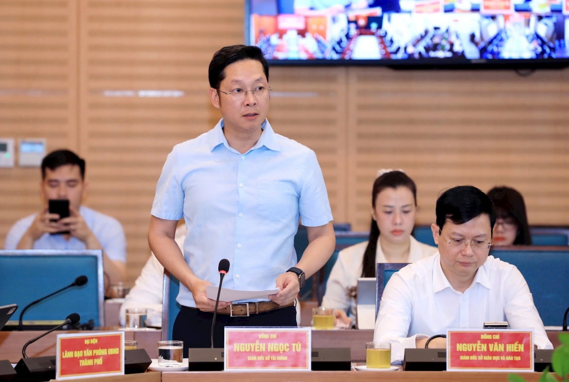 Giám đốc Sở Tài chính Hà Nội Nguyễn Ngọc Tú trình bày tóm tắt báo cáo tình hình kinh tế - xã hội.