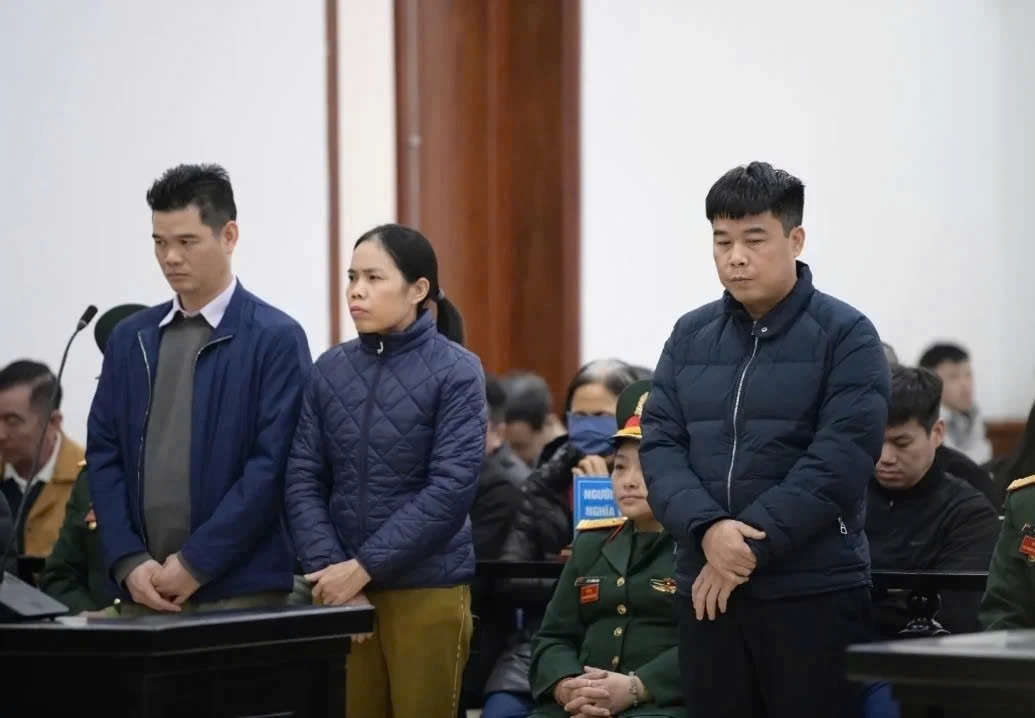 Nguyễn Văn Hậu (ngoài cùng bên phải) và các bị cáo tại phiên sơ thẩm. (Ảnh: Phú Ân)