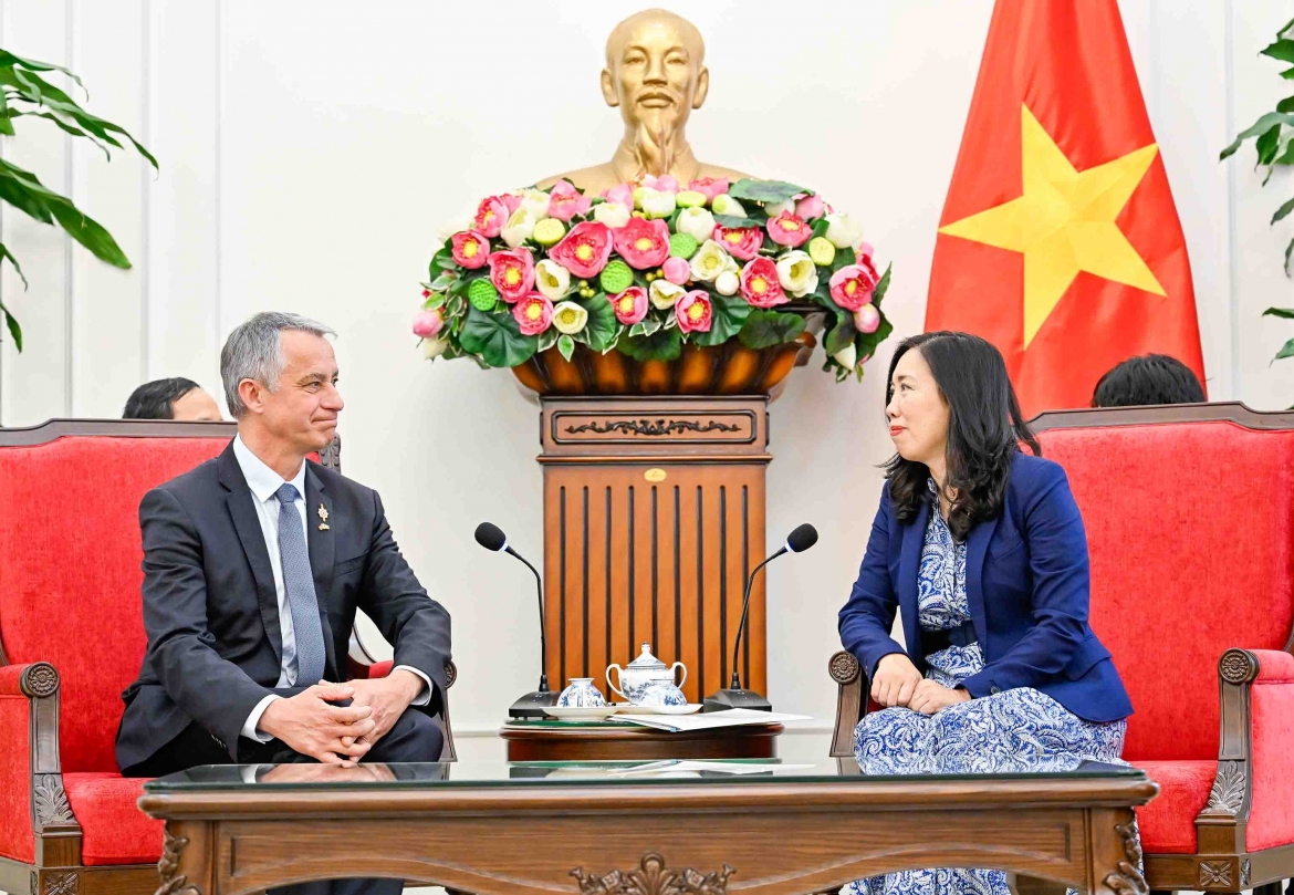Thứ trưởng Lê Thị Thu Hằng trao đổi với ông Jean-Michel Jacques