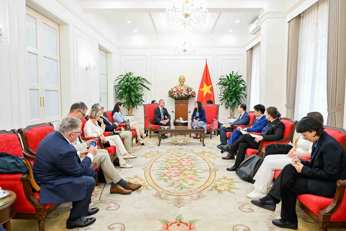 Thứ trưởng Lê Thị Thu Hằng đã tiếp Đoàn đại biểu Ủy ban Quốc phòng và Lực lượng vũ trang Quốc hội Pháp.