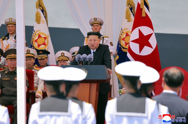 Nhà lãnh đạo Triều Tiên Kim Jong Un tại lễ bàn giao tàu Choe Hyon. (Ảnh: KCNA)