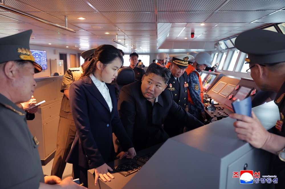 Nhà lãnh đạo Triều Tiên Kim Jong Un và con gái thăm tàu khu trục Kang Kon (Ảnh: KCNA)