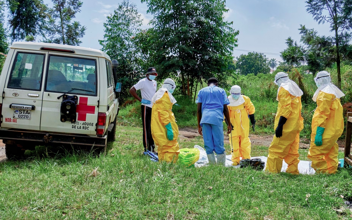 Nhân viên y tế CHDC Congo xử lý thi thể bệnh nhân Ebola. Ảnh: Reuters.