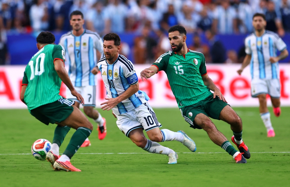 Algeria nhận thất bại 0-3 trước Argentina ở trận mở màn. (Ảnh: Reuters)