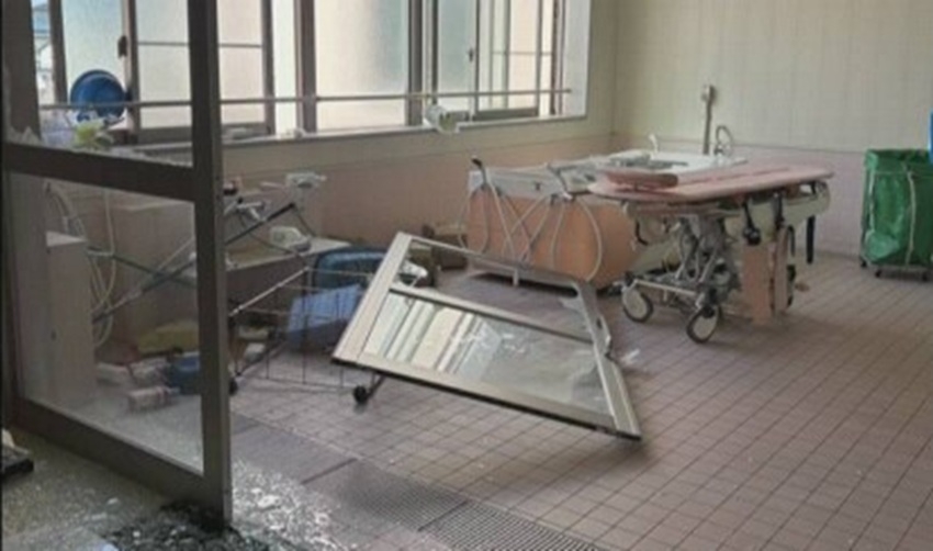 Kính của tòa nhà thuộc một viện dưỡng lão ở Aomori bị vỡ và vương vãi khắp nơi. Ảnh: NHK