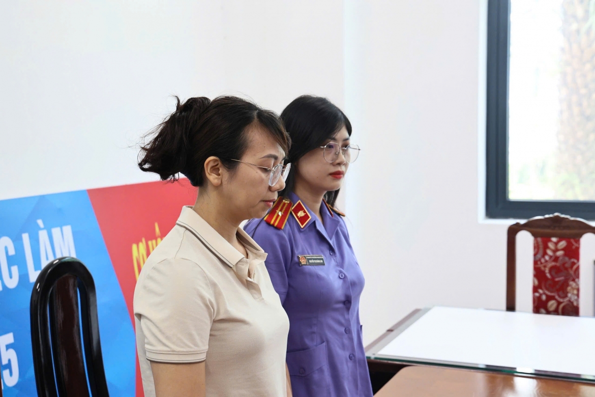 Bị can Lê Thị Hồng Nhung (áo trắng). (Ảnh: CQĐT cung cấp)