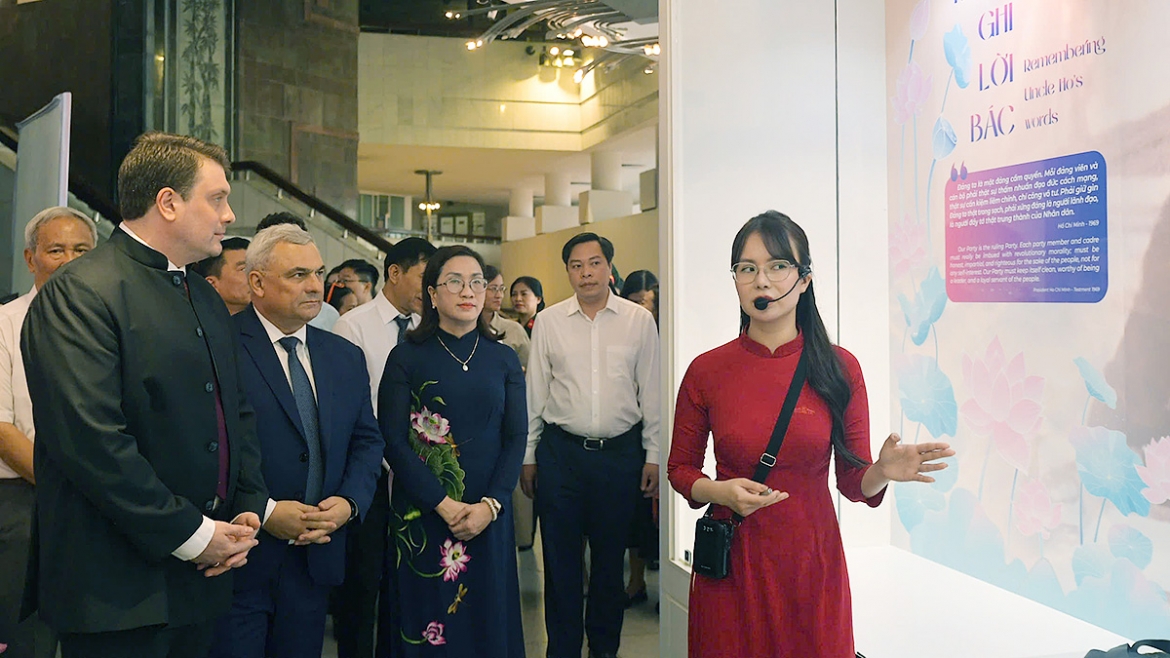 Các đại biểu tham quan triển lãm. (Ảnh: PSY)