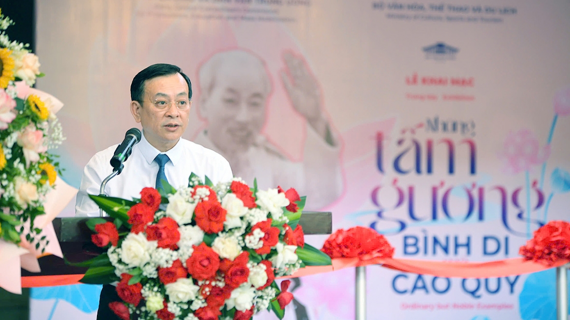 TS. Vũ Mạnh Hà, Giám đốc Bảo tàng Hồ Chí Minh phát biểu khai mạc triển lãm. (Ảnh: PSY)