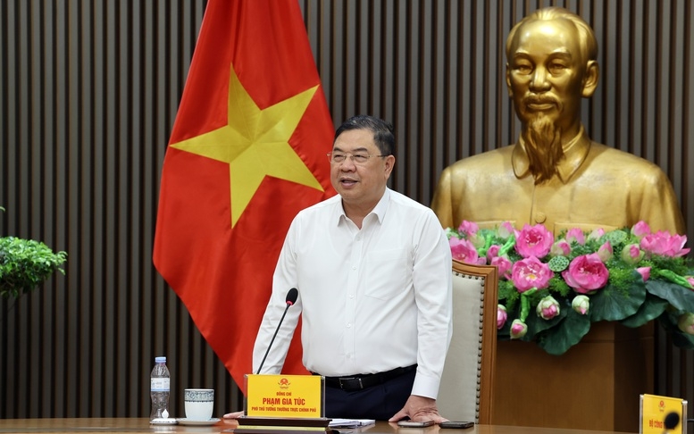 Phó Thủ tướng Thường trực nhấn mạnh yêu cầu bảo đảm công bằng, không để lợi dụng hình thức quà biếu, quà tặng để trục lợi chính sách - Ảnh: VGP/Phương Nguyên