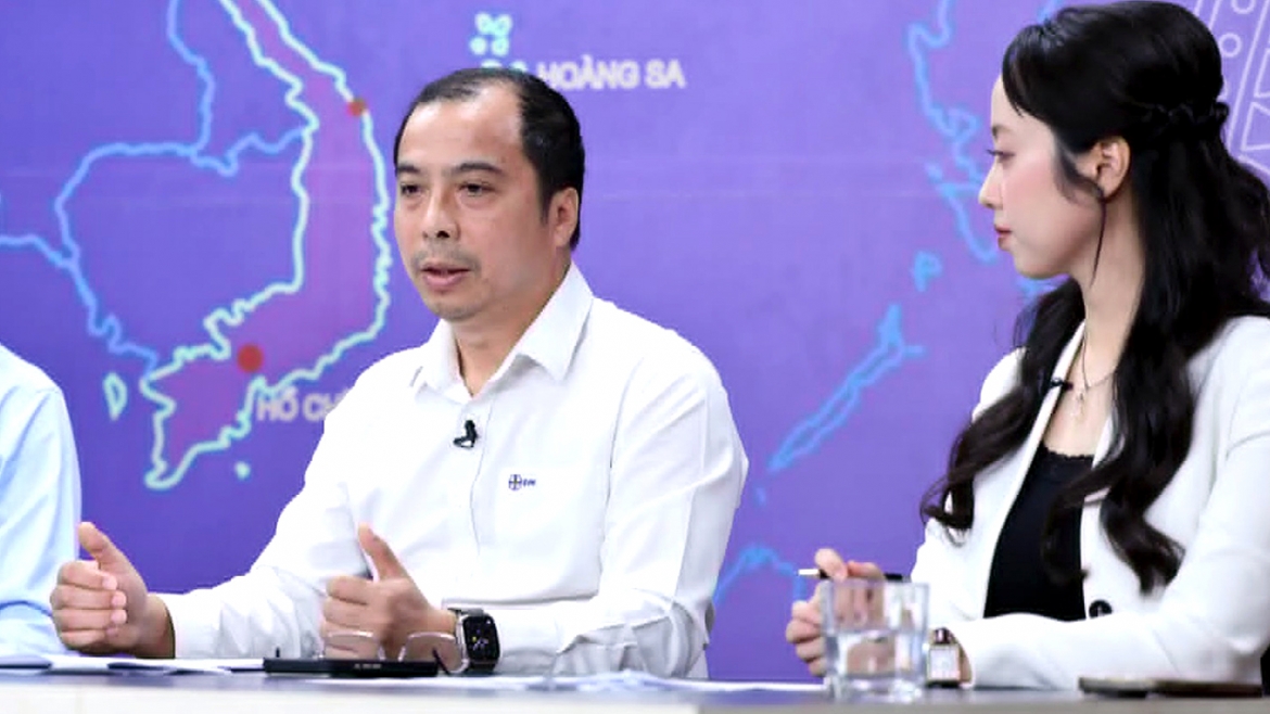 Ông Ngô Sơn Hải, Phó Tổng Giám đốc EVN trao đổi về các giải pháp tiết kiệm điện tại Tọa đàm - Ảnh: VGP