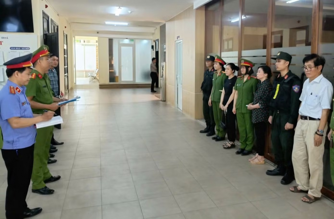 Thi hành lệnh bắt bị can. Ảnh: KSND Huế
