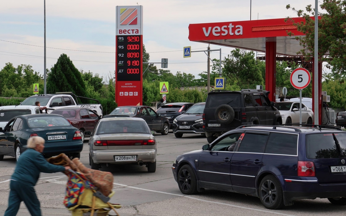 Ô tô xếp hàng để bơm xăng ở Crimea. Ảnh: Reuters.