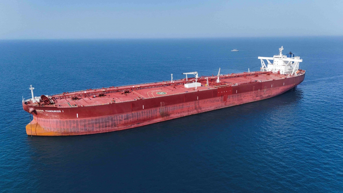 Một tàu chở dầu vừa vượt qua eo biển Hormuz sau rất nhiều vòng kiểm soát của cả Iran và Mỹ (Ảnh: Reuters)
