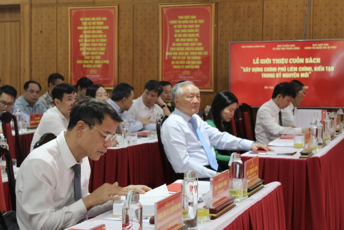  GS.TS. Nguyễn Hòa Bình tham dự lễ giới thiệu sách