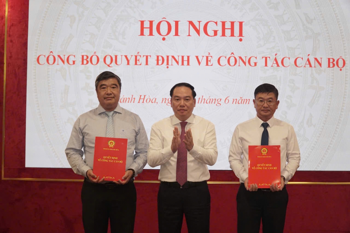 Ông Hồ Xuân Trường, Phó Bí thư Thường trực Tỉnh ủy Khánh Hòa trao quyết định điều động, bổ nhiệm đối với ông Tạ Hồng Quang, Trưởng Ban Nội chính Tỉnh ủy (bên trái) và ông Lê Hoàng Triều, Giám đốc Báo và Phát thanh- Truyền hình tỉnh Khánh Hòa (bên phải)