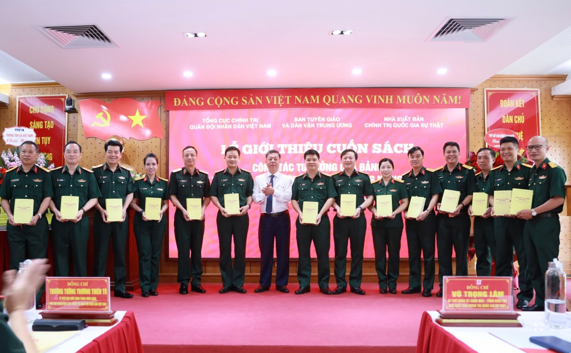 PGS.TS. Vũ Trọng Lâm tặng sách cho đại biểu.