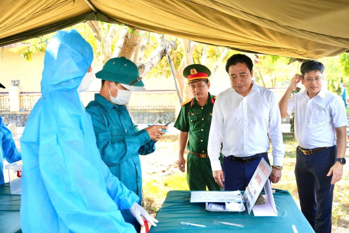 Ông Nguyễn Khắc Toàn, Chủ tịch UBND thành phố Huế đến thăm, động viên các lực lượng đang thực hiện lấy mẫu hài cốt liệt sĩ tại Nghĩa trang liệt sĩ xã Phú Vang. Ảnh: LS